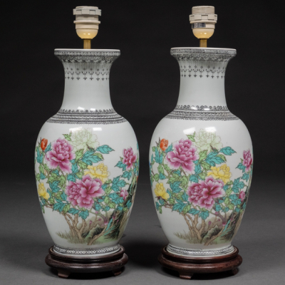 Pareja de jarrones en porcelana china del siglo XX.