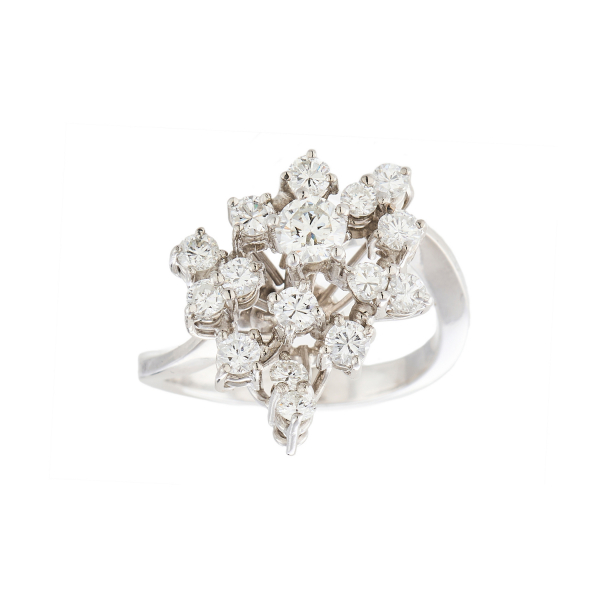 Sortija en oro blanco con diamantes talla brillante engastados en garras.