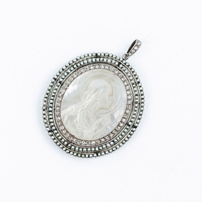 Delicado colgante oval, antiguo, en oro blanco o platino, con relieve de la Virgen en nácar