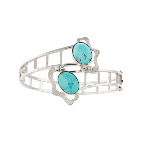 Pulsera esclava calada en oro blanco mate y brillo con cabujones ovales de turquesa de 15 x 11 mm. y diamantes talla brillante engastados en garras.