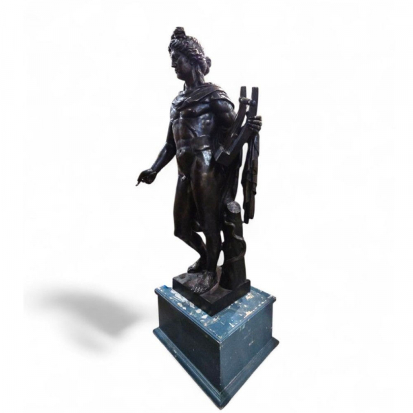 Monumental escultura italiana de bronce de mediados del siglo XX representando a Apolo.