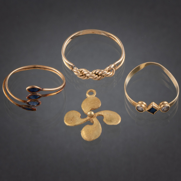 Conjunto de tres anillos y colgante en oro amarillo de 18 kt.