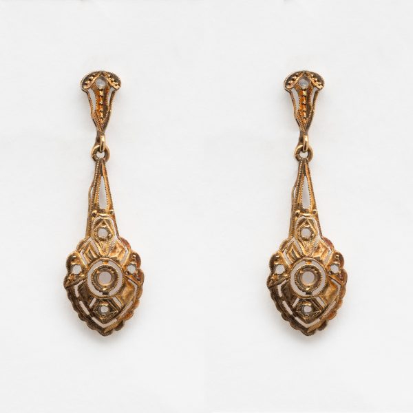 Pendientes largos calados en oro 14K y zafiros blancos, ppios. del s.XX.