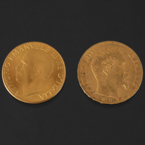 Conjunto de dos monedas de 22kt de Vittorio Emanuele III de 1923 y 20 francos de Napoleón III de 1854.