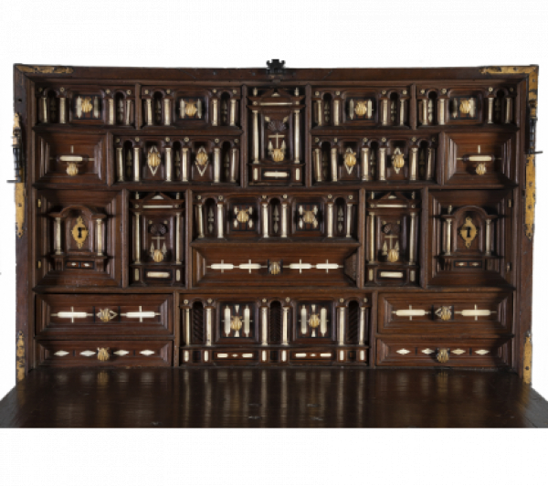 Bargueño en madera de nogal tallado, dorada y hueso. Castilla, h. 1610.