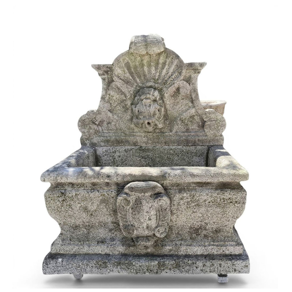 Magn&iacute;fica fuente monumental tallada con motivos mitol&oacute;gicos marinos en piedra de Vicenza. Italia, Venecia, siglo XVIII.