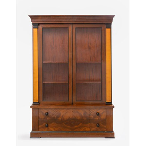 Vitrina en madera de caoba  Estilo Imperio.   &Eacute;poca: S. XX