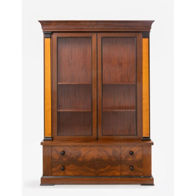 Vitrina en madera de caoba  Estilo Imperio.   Época: S. XX