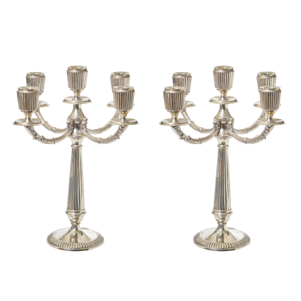 Pareja de candelabros de cinco luces en plata española punzonada con decoración gallonada, de roleos y acantos, s.XX.