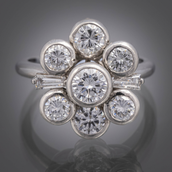 Anillo en forma de rosetón en oro blanco de 18kt con brillantes.