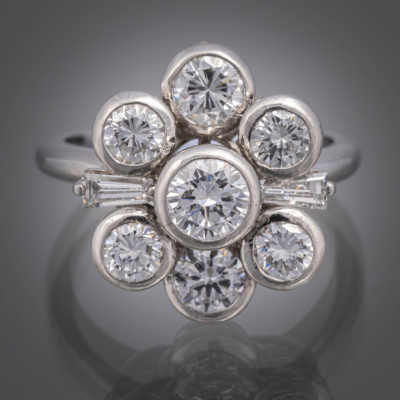 Anillo en forma de rosetón en oro blanco de 18kt con brillantes.