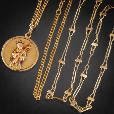 Conjunto de cadenas de eslabones en oro amarillo de 18 kt.