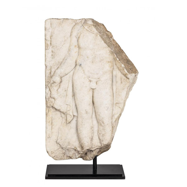 Relieve en mármol que representa a una figura masculina sujetando una liebre. Roma. S. I-II d.C. 