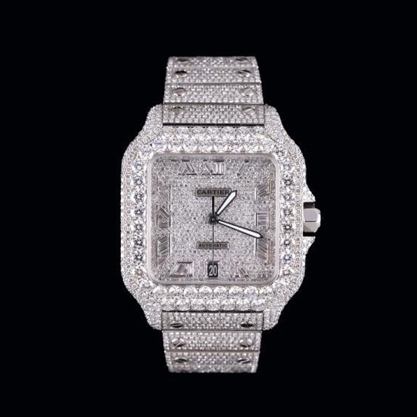 Reloj de pulsera para caballero marca CARTIER, modelo Santos. Realizado en acero con full pavé de diamantes after market.