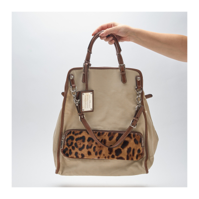 DOLCE &amp; GABBANA. Bolso modelo «Miss Pocket» en lona beige y piel marrón. En muy buen estado.