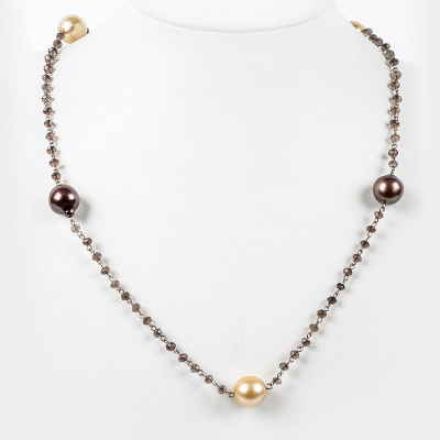Collar largo en oro blanco y pequeñas cuentas facetadas de cuarzo fummé, con perlas australianas