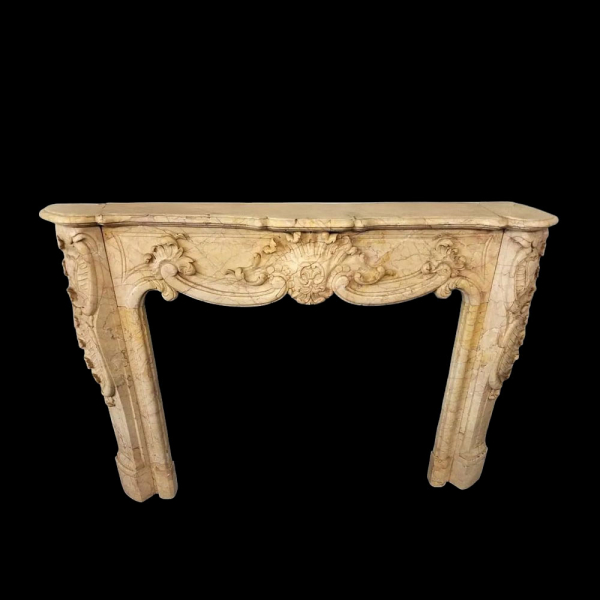 Chimenea en mármol Crema Valencia tallado, Italia, siglo XX. 