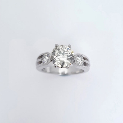 Anillo solitario vintage, en sólida montura de oro blanco ó platino, con un limpio diamante natural