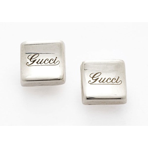Pendientes en plata de la firma Gucci.