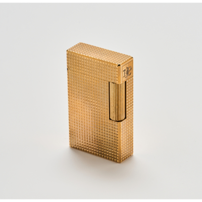 S.T.DUPONT. Encendedor en plaqu&eacute; oro con decoraci&oacute;n de punta de diamante.