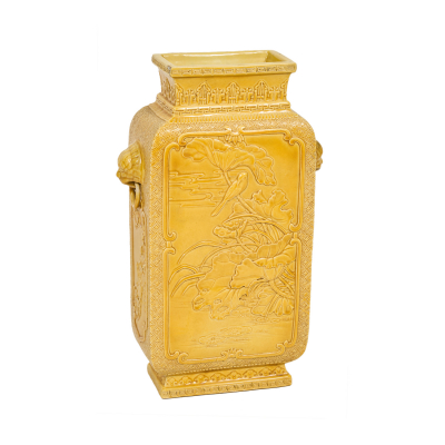 Jarrón chino en porcelana esmaltada de tonalidad amarillo imperial, Dinastía Qing, c.1900. Siguiendo modelos del periodo Quianlong.