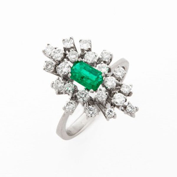 Sortija en oro blanco con esmeralda central y 22 diamantes talla brillante con un peso total de 0,80 cts. aprox.
