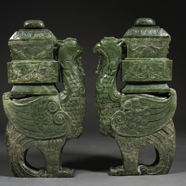 Importante pareja de jarrones chinos en forma de animales alados en jade verde color espinaca. Trabajo Chino, siglo XX.