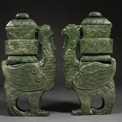 Importante pareja de jarrones chinos en forma de animales alados en jade verde color espinaca. Trabajo Chino, siglo XX.