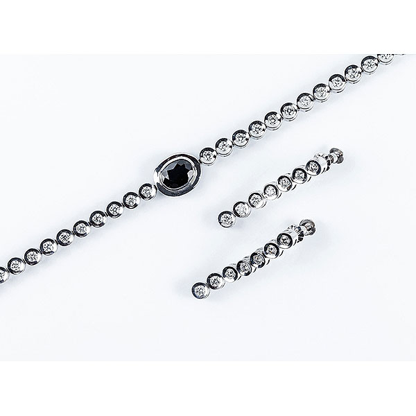 Conjunto en oro blanco de pulsera y pendientes largos 'rivière',con diamantes y  un zafiro fino azul 