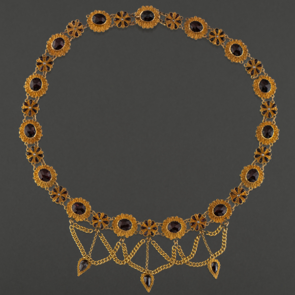 Gargantilla en oro amarillo de 14 kt con granates.