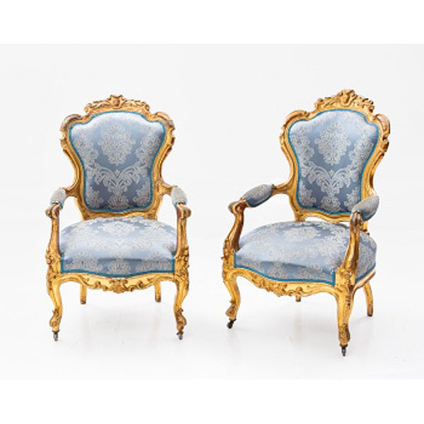 Pareja de butacas en madera tallada, lacada y dorada con decoración vegetal, rocallas y copete central. Tapizada en color azul con flores. Estilo Luis XV. Época Napoleón III. Francia.