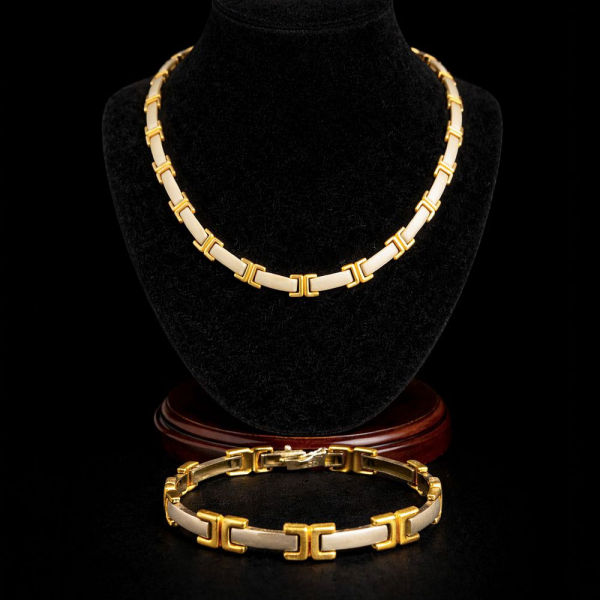 Exclusivo conjunto de Collar y Pulsera tipo CARTIER, en oro de 14k.