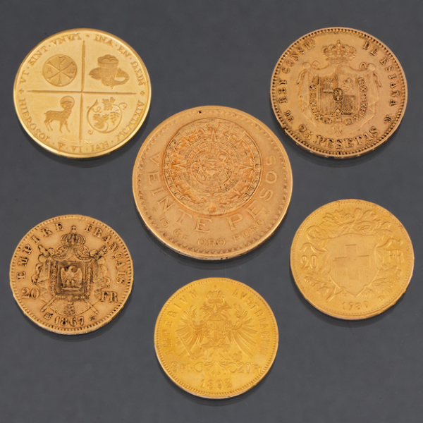 Conjunto de cinco monedas y una medalla conmemorativa en oro amarillo de 22 kt.