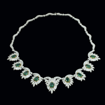 yGran collar de oro blanco de 18 K. formado por nueve bellas esmeraldas talla pera 