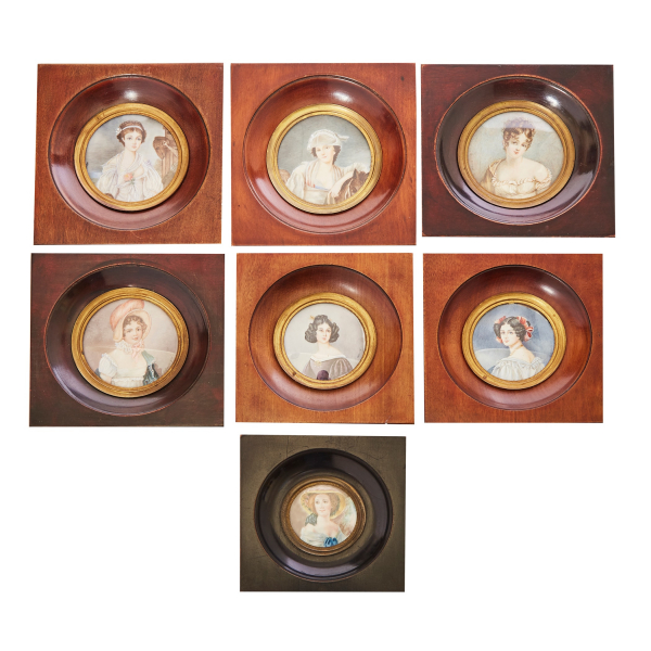 Lote de siete miniaturas pintadas al gouache sobre placas en hueso son representaciones de damas de época, s.XX.