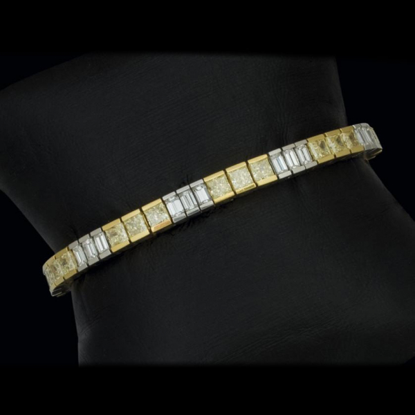  Magnífica pulsera de oro amarillo de 22 K. y platino con diamantes fancy talla princesa y diamantes talla baguette (18 cts.).