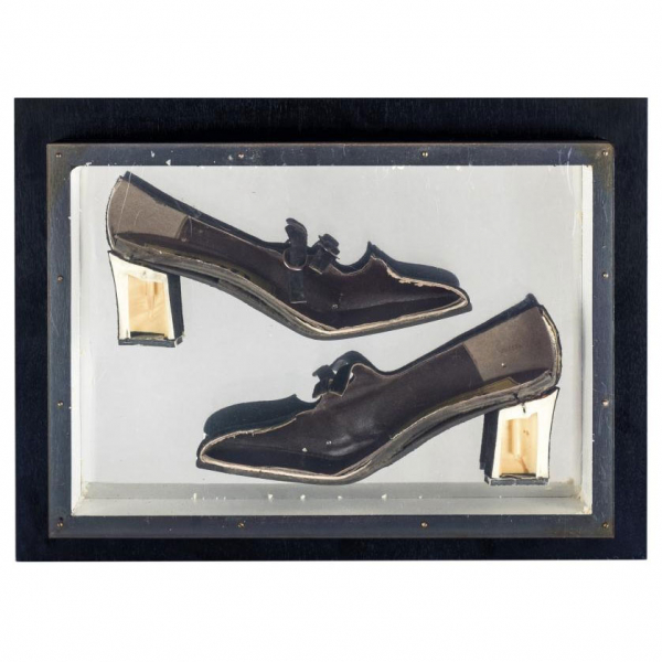 Arman. &quot;Construction of shoes (1965)&quot;. Zapato de tacón (coupe) sobre panel de madera negra con cubierta de plexiglás.