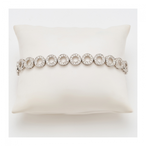 Pulsera diseño círculos calados en oro blanco con pavé de diamantes talla brillante.