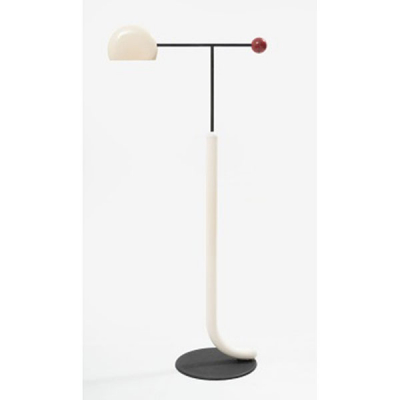 Lámpara de pie diseñada por Toshiyuki Kita y fabricada por Luci, en metal lacado blanco y negro con base en hierro. Italia.   Época: Años 70 