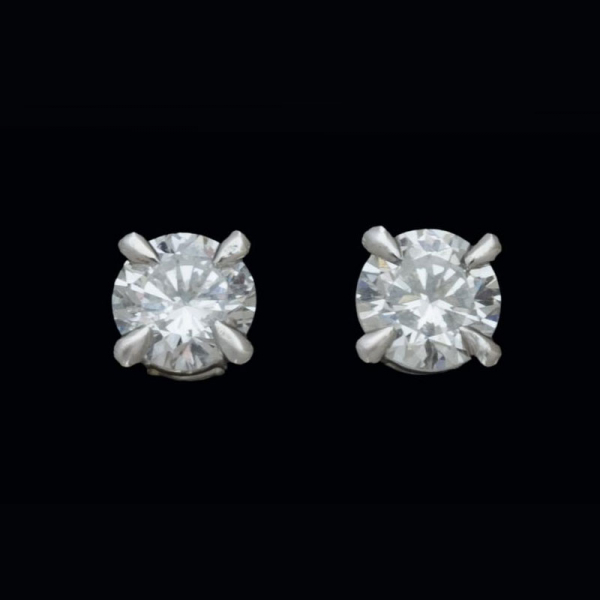 Pendientes de oro blanco de 18 K. dormilonas de brillantes montados en garras con un peso total de 0,44 cts.