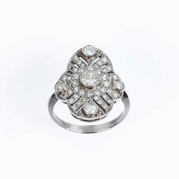 Bella sortija lanzadera art-decó en platino cuajada de limpios y blancos diamantes, talla brillante y 8/8.