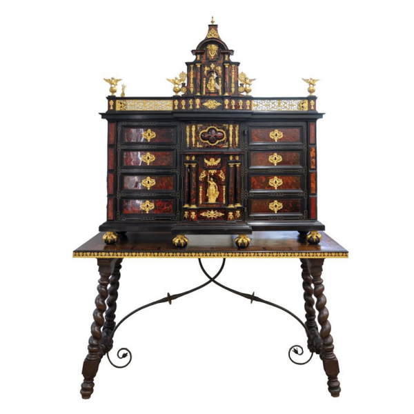 Importante Bargueño Napolitano S. XVII.   En madera tallada y ebonizada, aplicaciones en bronce dorado y carey.