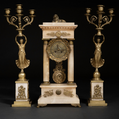 Reloj de sobremesa francés Napoleón III con guarnición de candelabros de cuatro luces en alabastro blanco y bronce dorado del siglo XIX.