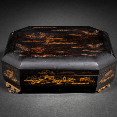 Caja china en madera lacada en negro con decoración en dorado del siglo XIX.