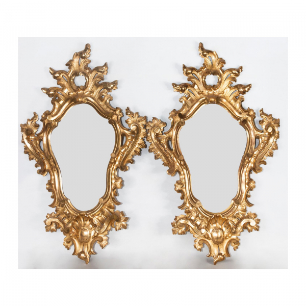 Pareja de espejos cornucopia en madera tallada y dorada con motivos de rocallas, volutas y tornapuntas, s.XIX. Cristal biselado.
