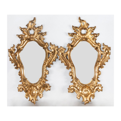 Pareja de espejos cornucopia en madera tallada y dorada con motivos de rocallas, volutas y tornapuntas, s.XIX. Cristal biselado.