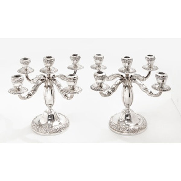 Pareja de candelabros en plata de 5 brazos con decoración vegetal y flores. Estilo Luis XVI. Marcas de platero.  S. XX