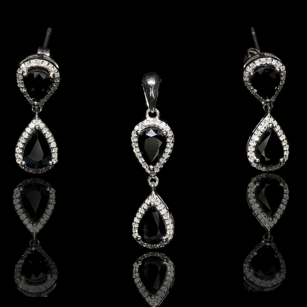 Conjunto de pendientes y colgante en oro blanco 18K con zafiros y diamantes.  