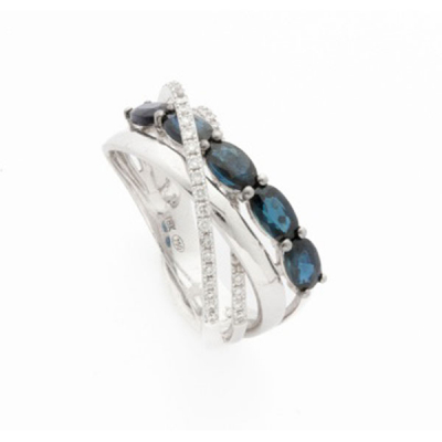 Sortija cruzada en oro blanco con 5 zafiros azules y 2 filas de diamantes talla brillante con un peso total de 0,25 cts. aprox.