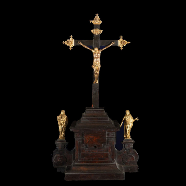 ESCUELA RENACENTISTA DEL ESCORIAL DEL SIGLO XVI.  Espectacular Calvario en ébano y bronce dorado con "Cristo Vestido" del vaciado de Miguel Ángel Buonarroti.